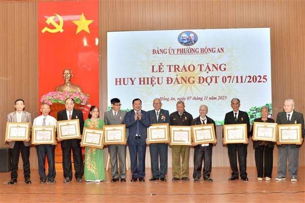 Đảng ủy phường Hồng An trao tặng Huy hiệu Đảng đợt 7/11/2025 và công bố Quyết định thành lập Chi bộ