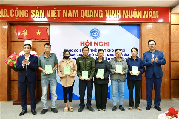 Trao tặng sổ BHXH và thẻ BHYT cho 27 người dân có hoàn cảnh khó khăn trên địa bàn phường Lưu Kiếm