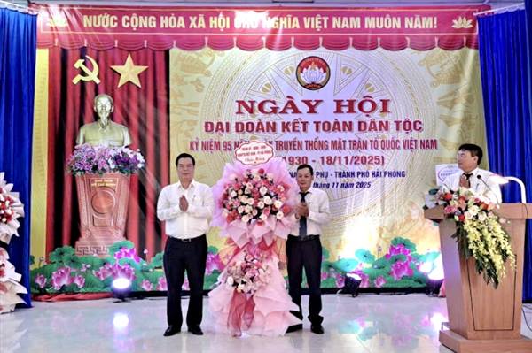 Giám đốc Sở Khoa học và Công nghệ dự Ngày hội đại đoàn kết toàn dân tộc tại thôn Hà Tràng, xã Nam An Phụ