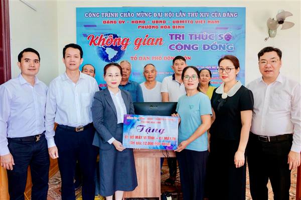 Đảng ủy phường Hòa Bình trao máy tính, máy in cho các chi bộ Tổ dân phố