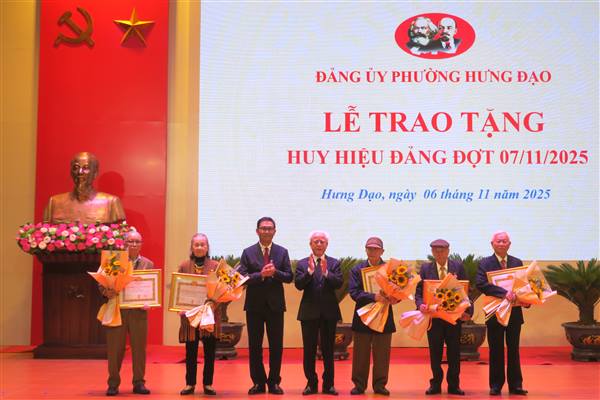18 Đảng viên phường Hưng Đạo được trao tặng Huy hiệu Đảng đợt 7/11/2025