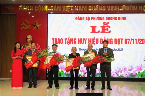Đảng bộ phường Dương Kinh tổ chức Lễ trao tặng Huy hiệu Đảng đợt 7/11/2025