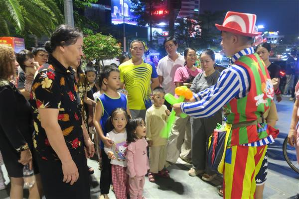 Chương trình nghệ thuật đường phố thu hút đông đảo Nhân dân và du khách tham dự