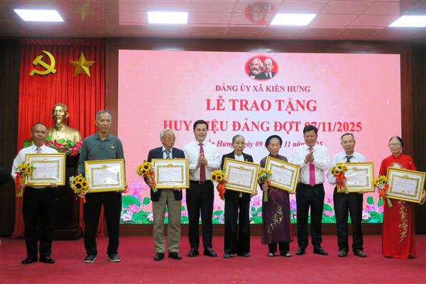 Đảng ủy xã Kiến Hưng trao tặng Huy hiệu Đảng đợt 7/11/2025