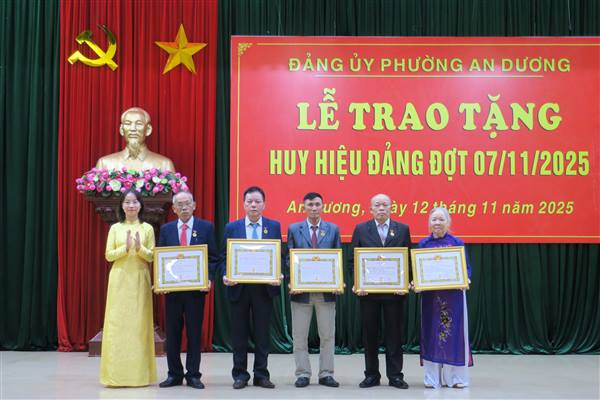 Đảng ủy phường An Dương trao tặng Huy hiệu Đảng đợt 7/11/2025 cho 32 đồng chí đảng viên