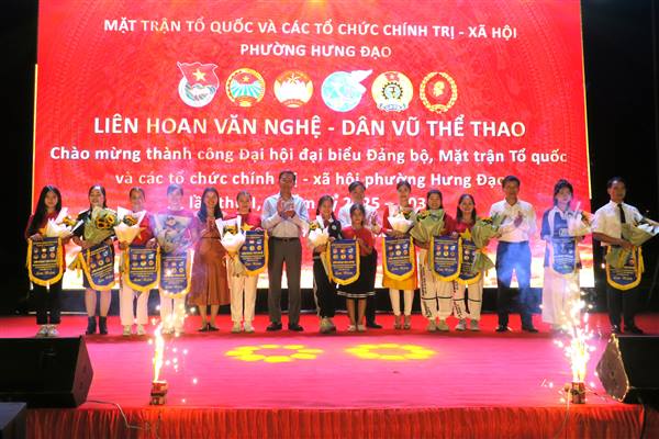 Chương trình Liên hoan văn nghệ - Dân vũ thể thao với chủ đề “Hưng Đạo bừng sáng” thu hút hàng nghìn người dân tham dự