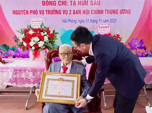 Đảng ủy xã Vĩnh Thuận tổ chức trao Huy hiệu 80 năm và 60 năm tuổi Đảng cho đảng viên cao tuổi tại nhà riêng