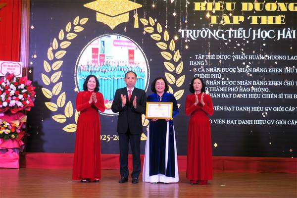 Phường Đồ Sơn khen thưởng nhiều tập thể, cá nhân tiêu biểu nhân kỷ niệm 43 năm Ngày Nhà giáo Việt Nam (20/11/1982 – 20/11/2025)