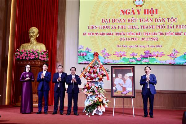 Đồng chí Bí thư Thành ủy Lê Tiến Châu dự Ngày hội Đại đoàn kết toàn dân tộc tại xã Phú Thái