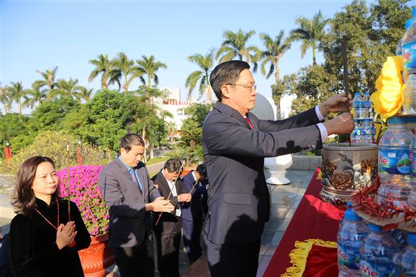 Đoàn đại biểu MTTQ Việt Nam thành phố dâng hương tưởng niệm các Anh hùng liệt sĩ thành phố và đồng chí Nguyễn Đức Cảnh 