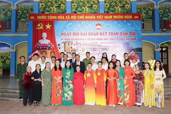 Phó Bí thư Thường trực Thành ủy dự Ngày hội “Đại đoàn kết toàn dân tộc” năm 2025 tại liên Tổ dân phố số 37 và 40 (phường Lê Chân)