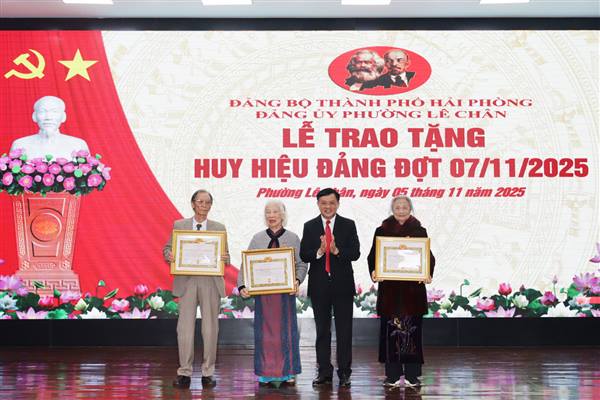 Đảng ủy phường Lê Chân trao tặng Huy hiệu Đảng đợt 7/11/2025 cho 123 đảng viên