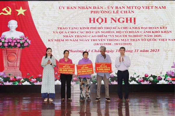 Phường Lê Chân trao kinh phí sửa nhà “Đại đoàn kết” và quà cho các hộ cận nghèo nhân Tháng cao điểm “Vì người nghèo” 2025