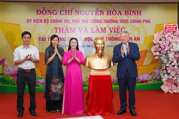 Phó Thủ tướng Thường trực Chính phủ Nguyễn Hòa Bình thăm và làm việc tại Trường THPT Kiến An