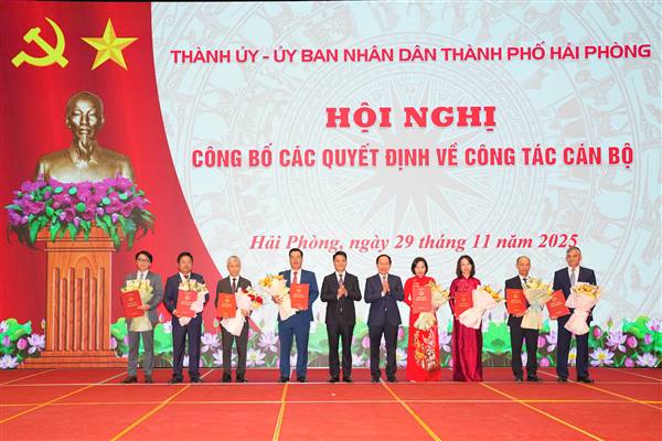 Công bố các Quyết định của Ban Thường vụ Thành ủy và Chủ tịch UBND thành phố về công tác cán bộ