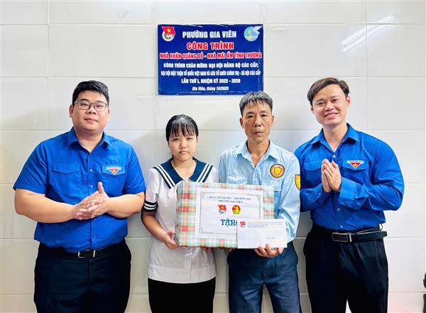 Trao tặng công trình “Nhà Khăn quàng đỏ - Nhà mái ấm tình thương” cho học sinh có hoàn cảnh khó khăn phường Gia Viên