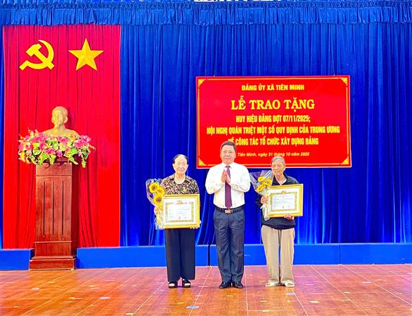 Đảng bộ xã Tiên Minh tổ chức Lễ trao tặng Huy hiệu Đảng đợt 7/11: Ghi nhận cống hiến, khơi dậy niềm tự hào người đảng viên