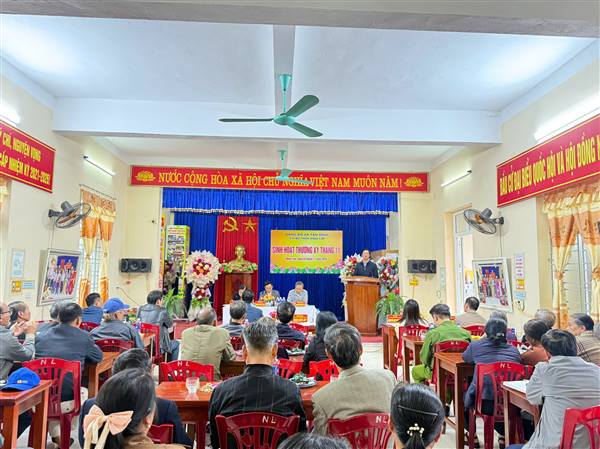 Đồng chí Phạm Văn Lập, Phó Bí thư Thành ủy, Chủ tịch Ủy ban MTTQ Việt Nam thành phố dự sinh hoạt Chi bộ thôn Nhân Lập, xã Tân Minh