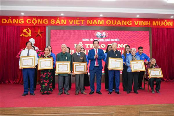 Phường Ngô Quyền: Trao tặng Huy hiệu Đảng đợt 7/11/2025 cho 83 đảng viên
