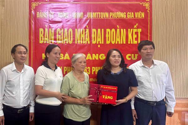 Bàn giao nhà Đại đoàn kết cho hộ gia đình có hoàn cảnh khó khăn tại phường Gia Viên