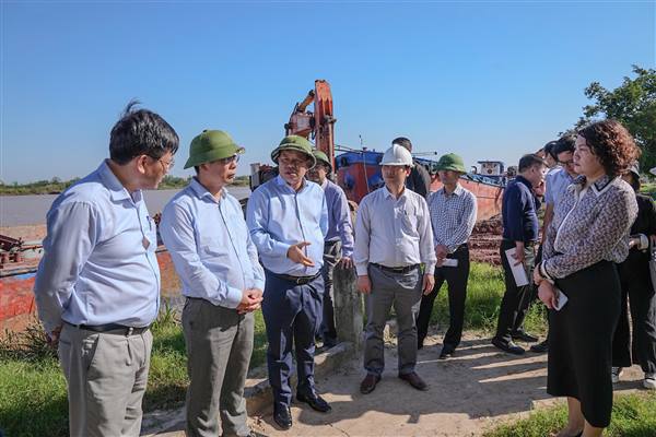 Phó Chủ tịch UBND thành phố Lê Trung Kiên kiểm tra thực địa công tác quản lý hoạt động một số khu vực bến bãi ven sông 