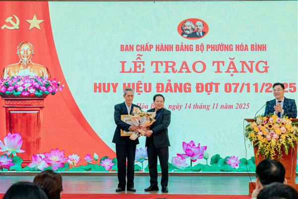 Đảng bộ phường Hòa Bình trao tặng Huy hiệu Đảng đợt 7/11/2025