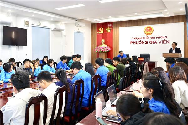 Lãnh đạo phường Gia Viên đối thoại với thanh niên về cải cách hành chính và chuyển đổi số