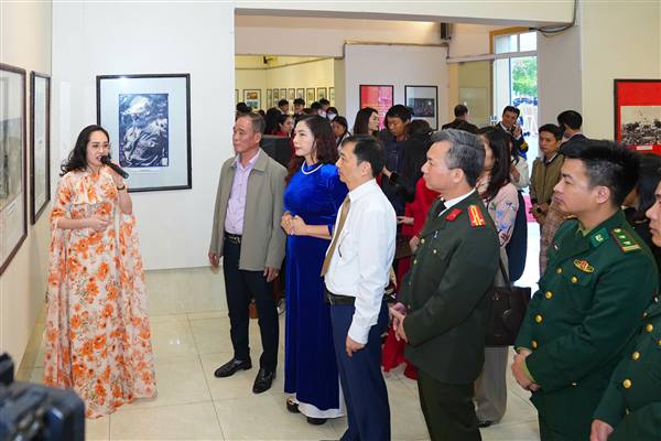 Khai mạc Triển lãm ảnh, tư liệu “Vang mãi khúc quân hành” nhân Kỷ niệm 81 năm ngày thành lập Quân đội nhân dân Việt Nam và 36 năm ngày Quốc phòng toàn dân