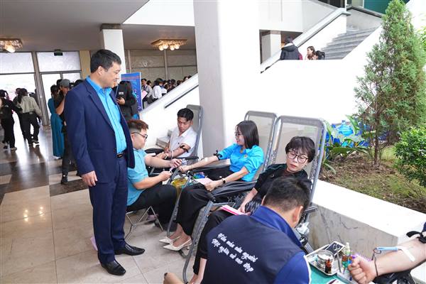 Hơn 1.000 đoàn viên, người lao động tham gia Ngày hội hiến máu “Giọt hồng yêu thương”