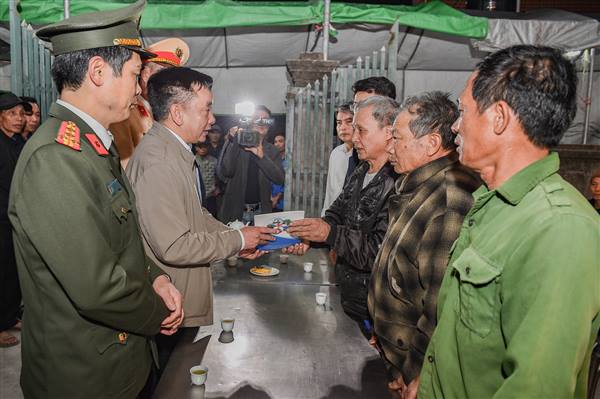 Lãnh đạo thành phố thăm hỏi động viên nạn nhân và gia đình nạn nhân vụ tai nạn giao thông liên hoàn trên Quốc lộ 5