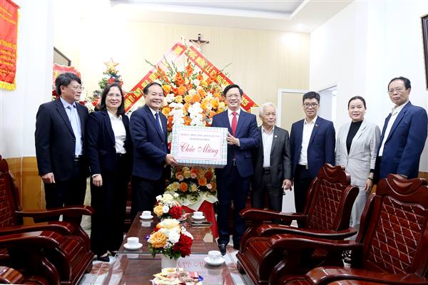 Phó Bí thư Thành ủy, Chủ tịch Ủy ban MTTQ Việt Nam thành phố Phạm Văn Lập thăm, chúc mừng Ủy ban Đoàn kết Công giáo Việt Nam thành phố nhân Lễ Giáng sinh