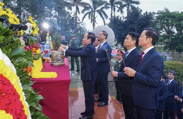 Lãnh đạo thành phố dâng hương tưởng niệm các Anh hùng liệt sĩ và đồng chí Nguyễn Đức Cảnh nhân kỷ niệm Ngày thành lập Quân đội nhân dân Việt Nam