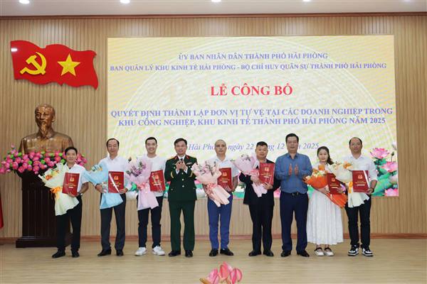 Công bố quyết định thành lập các đơn vị tự vệ và Ban chỉ huy quân sự tại các doanh nghiệp trong khu công nghiệp, khu kinh tế