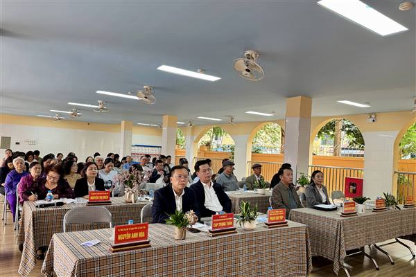 Đồng chí Phạm Văn Thép Ủy viên Ban Thường vụ Thành ủy, Trưởng Ban Quản lý Khu kinh tế Hải Phòng dự sinh hoạt Chi bộ Tổ dân phố số 45 Cầu Tre