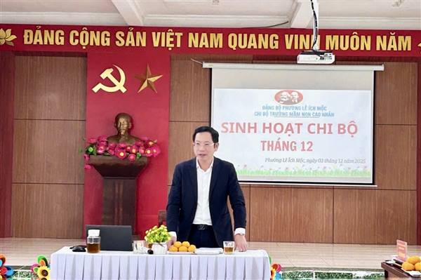 Đồng chí Vũ Tiến Phụng, Ủy viên Ban Thường vụ Thành ủy, Phó Chủ tịch UBND thành phố dự sinh hoạt Chi bộ Trường Mầm non Cao Nhân