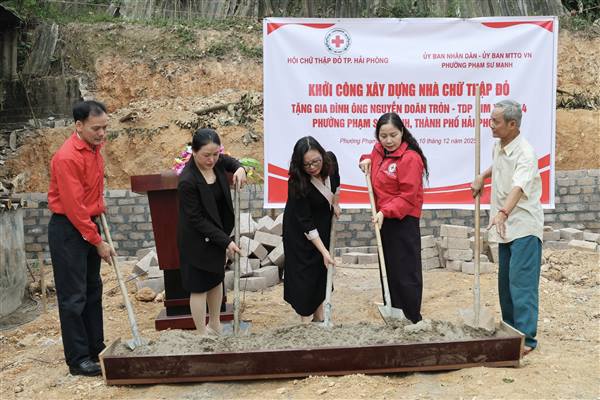 Khởi công xây dựng Nhà Chữ thập đỏ cho hộ nghèo tại phường Phạm Sư Mạnh
