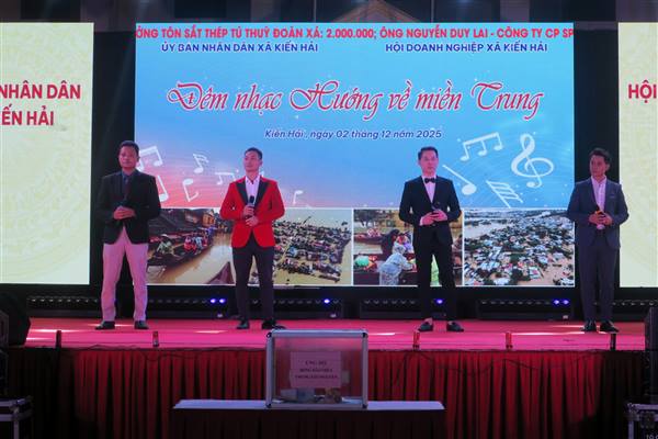 Cán bộ, đảng viên và doanh nghiệp xã Kiến Hải chung tay ủng hộ đồng bào vùng lũ gần 400 triệu đồng