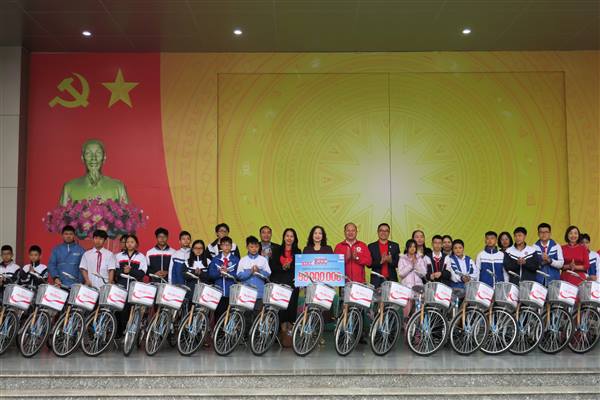 Trao tặng xe đạp cho 29 học sinh có hoàn cảnh khó khăn vươn lên trong học tập