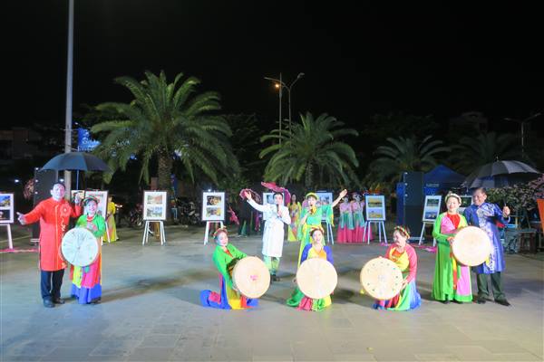 Chương trình nghệ thuật đường phố thu hút đông đảo Nhân dân cùng du khách tham dự
