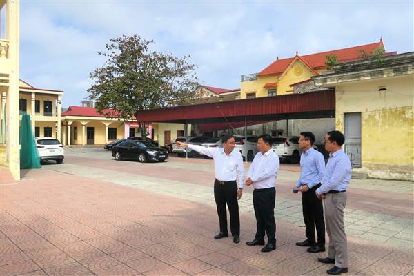 Phó Chủ tịch UBND thành phố Lê Trung Kiên kiểm tra một số trụ sở dôi dư trên địa bàn xã Kiến Thụy