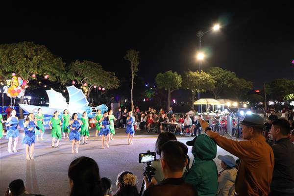 Sôi động các hoạt động văn hóa, văn nghệ tại phố đi bộ - chợ đêm Bạch Đằng