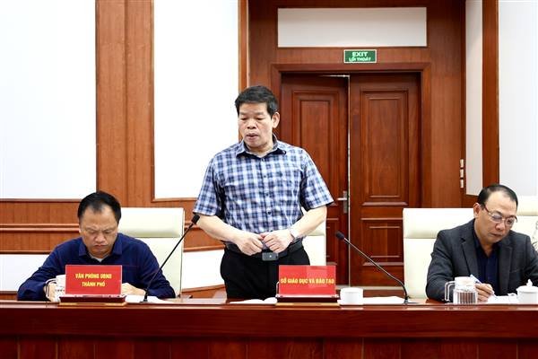 Phó Chủ tịch UBND thành phố Nguyễn Minh Hùng nghe báo cáo một số nội dung thuộc lĩnh vực Giáo dục và đào tạo