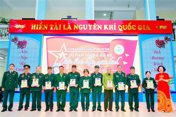 Học sinh Trường THCS Ngô Quyền (phường Lê Chân) hoạt động trải nghiệm với chuyên đề “Tự hào trang sử đỏ - Tiếp bước khúc quân hành”
