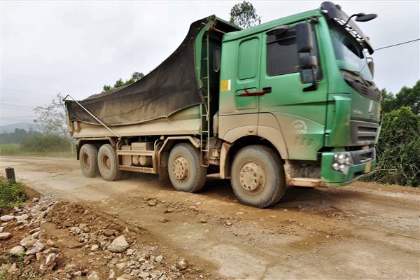 Tăng cường các biện pháp kiểm soát, xử lý nghiêm xe tải trọng lớn lưu thông trên các tuyến đê thuộc địa bàn thành phố 