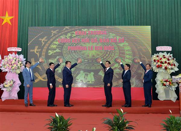 Phường Lê Ích Mộc: Trao Huy hiệu Đảng, công bố Tổ giúp việc thực hiện Nghị quyết 57 và khai trương Cổng kết nối số, Bản đồ số