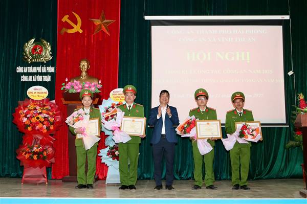 Công an xã Vĩnh Thuận xây dựng hình ảnh người chiến sĩ Công an "Vì Nhân dân phục vụ"