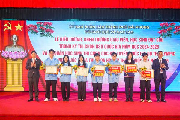 Ngành Giáo dục thành phố biểu dương, khen thưởng giáo viên, học sinh đạt Giải học sinh giỏi quốc gia năm học 2024-2025