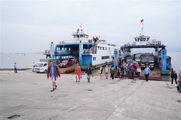 Tổ chức phân luồng phương tiện giao thông qua phà Đồng Bài, huyện Cát Hải