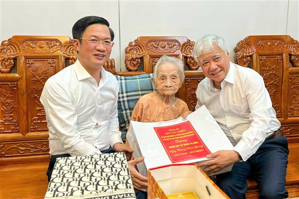Đồng chí Đỗ Văn Chiến, Ủy viên Bộ Chính trị, Chủ tịch Ủy ban Trung ương MTTQ Việt Nam thăm, tặng quà người có công với cách mạng tại Hải Phòng