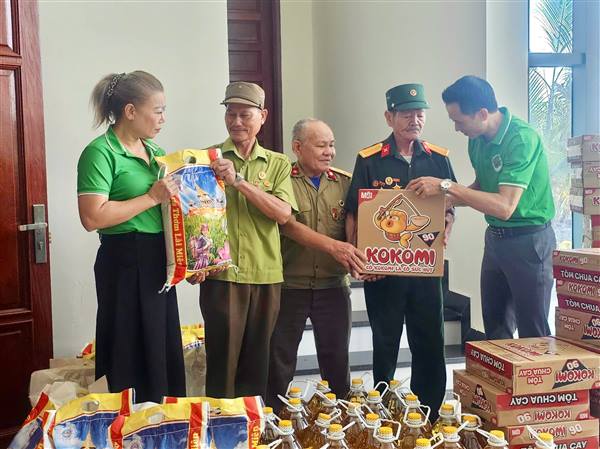 Hội Cựu chiến binh thành phố phối hợp Hội Doanh nhân Thiện Tâm trao quà tri ân hội viên có hoàn cảnh khó khăn&nbsp;nhân dịp Ngày Thương binh - Liệt sĩ 27/7